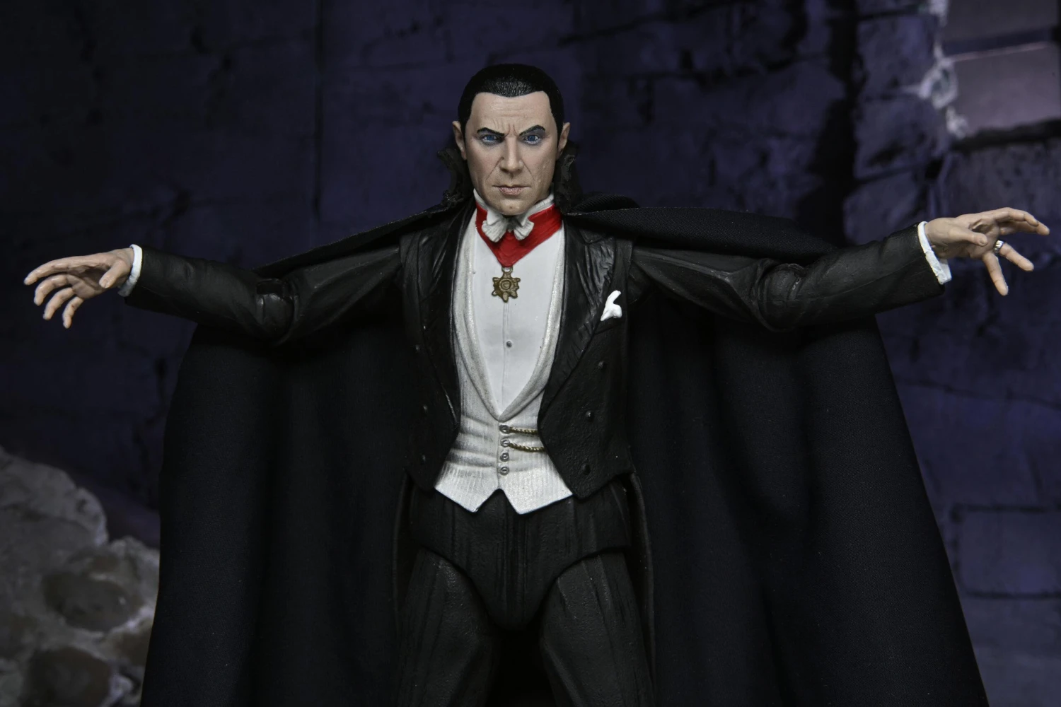 NECA Universal Monsters Ultimate 7 Inch Scale Action Figure - Dracula (Transylvania) - Image 5