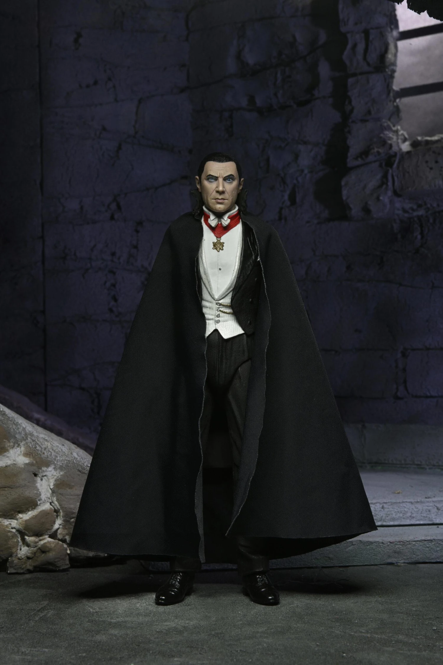 NECA Universal Monsters Ultimate 7 Inch Scale Action Figure - Dracula (Transylvania) - Image 2