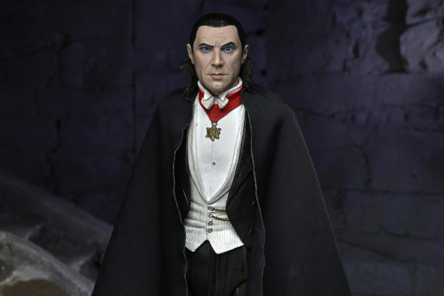 NECA Universal Monsters Ultimate 7 Inch Scale Action Figure - Dracula (Transylvania) - Image 3