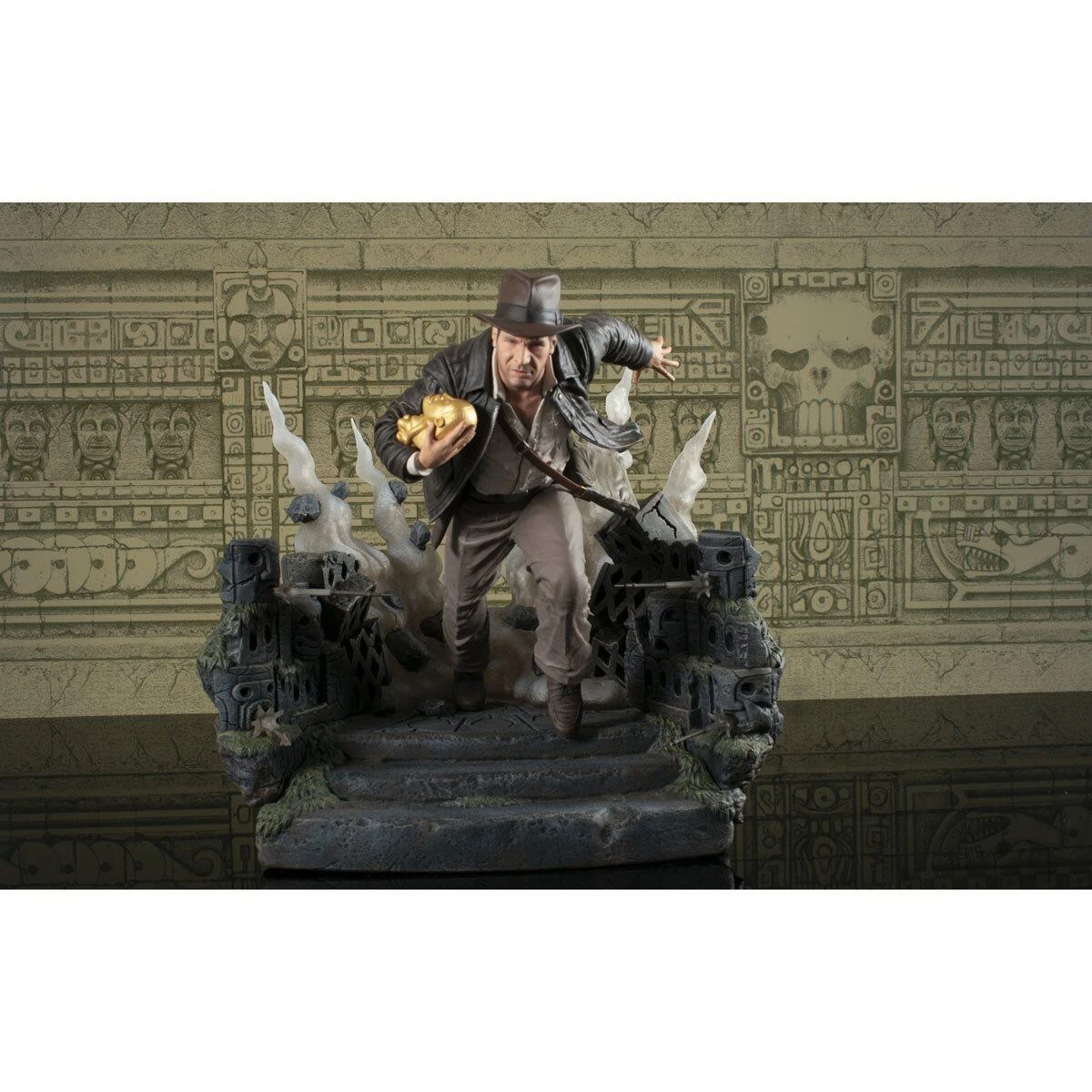 Diamond Select *PRE-ORDER Indiana Jones: The Raiders Of The Lost Ark Deluxe Gallery Statue - Indiana Jones Escape With The Idol - Image 4
