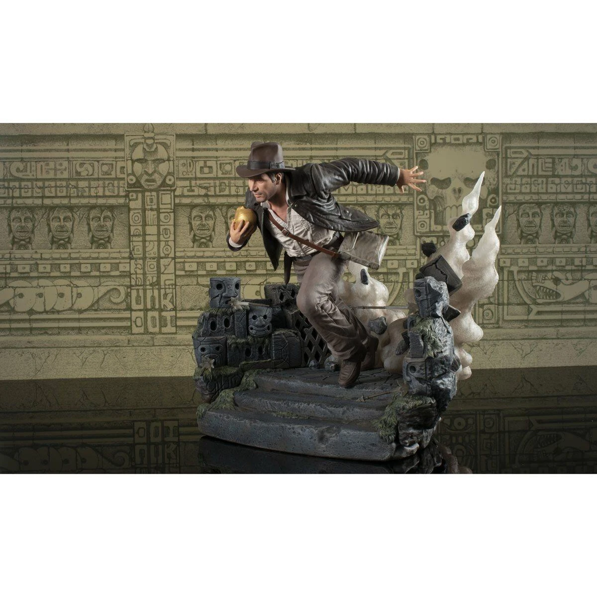 Diamond Select *PRE-ORDER Indiana Jones: The Raiders Of The Lost Ark Deluxe Gallery Statue - Indiana Jones Escape With The Idol - Image 3